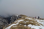 51 Scendiamo con attenzione nella nebbia su sentiero ripido con neve molliccia